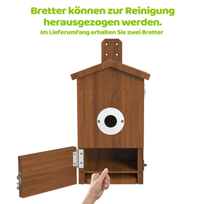 Holz-Nistkasten mit weißem Kameraring am Einflugloch, offene Tür unten und Hand zieht herausnehmbares Brett zur Reinigung
