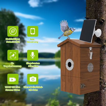 Vogelhaus mit integrierter Kamera und Solarpanel an einem Baum, Blaumeise auf dem Dach, Produkt-Icons zu FSC-Holz, App‑Steuerung, KI‑Vogelerkennung, eingebautem Mikrofon, 1080p Live‑Stream und Ultra‑Weitwinkel‑Fotos