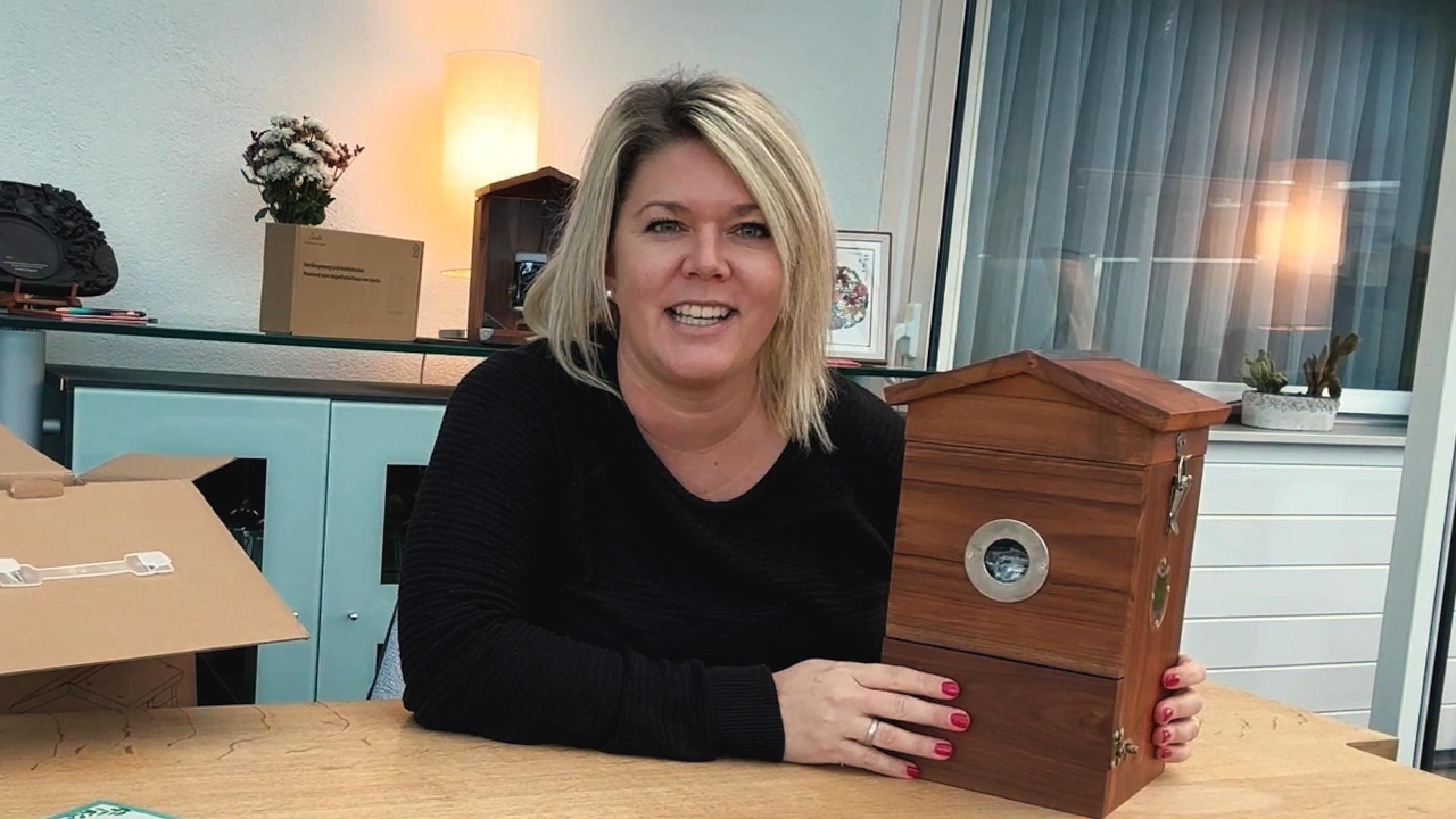 Video laden: Vogel Nistkasten mit Kamera von Vogelhaus-mit-Kamera.com Unboxing mit Sandra