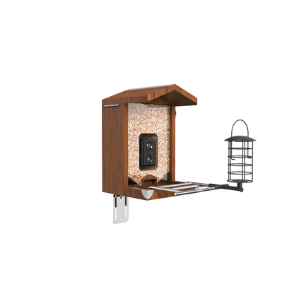 Braunes Holz‑Vogelhaus mit eingebauter Kamera hinter Futterfenster, gefüllt mit Körnern, ausklappbarer Metall‑Sitzstange und seitlichem Futterbehälter