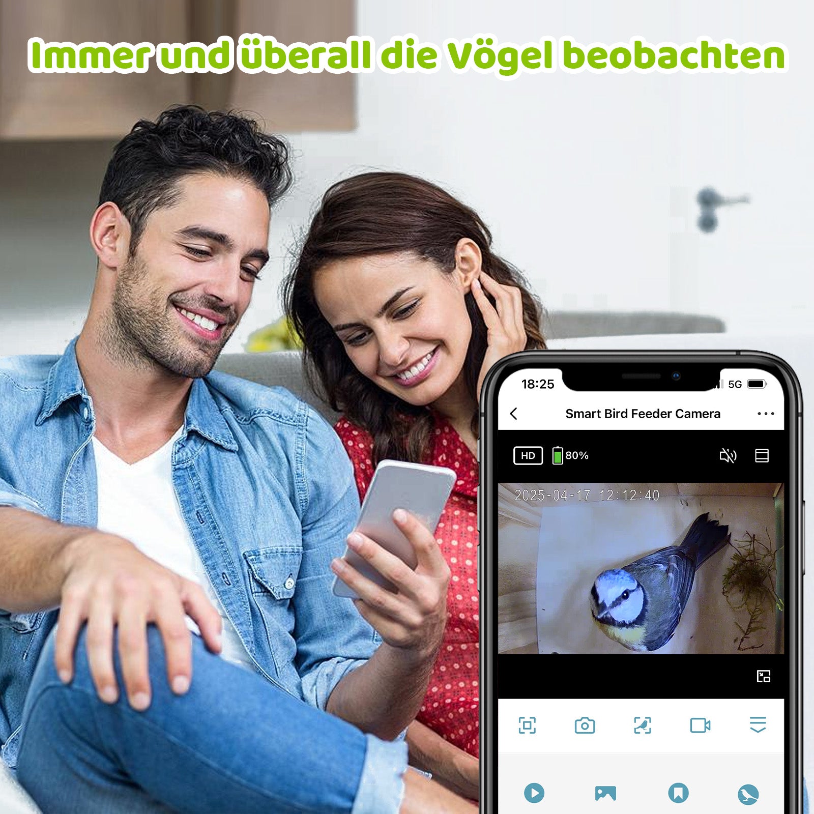 BirdLover App für die Produkte von Vogelhaus mit Kamera - Mann und Frau schauen gemeinsam einen Vogel in der App an