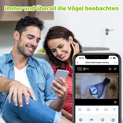 BirdLover App für die Produkte von Vogelhaus mit Kamera - Mann und Frau schauen gemeinsam einen Vogel in der App an